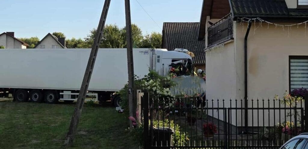 Wypadek w Młynku – ciężarówka wjechała w posesję, interwencja LPR (fot. Facebook Starachowice998)