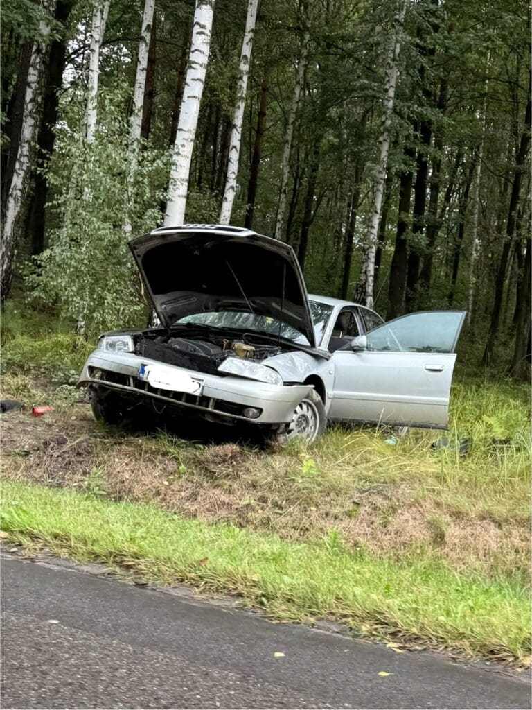 Dachowanie Audi na ulicy Batalionów Chłopskich w Starachowicach