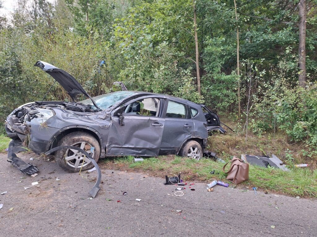 Dachowanie na trasie Kałków–Styków. 18-latka trafiła do szpitala