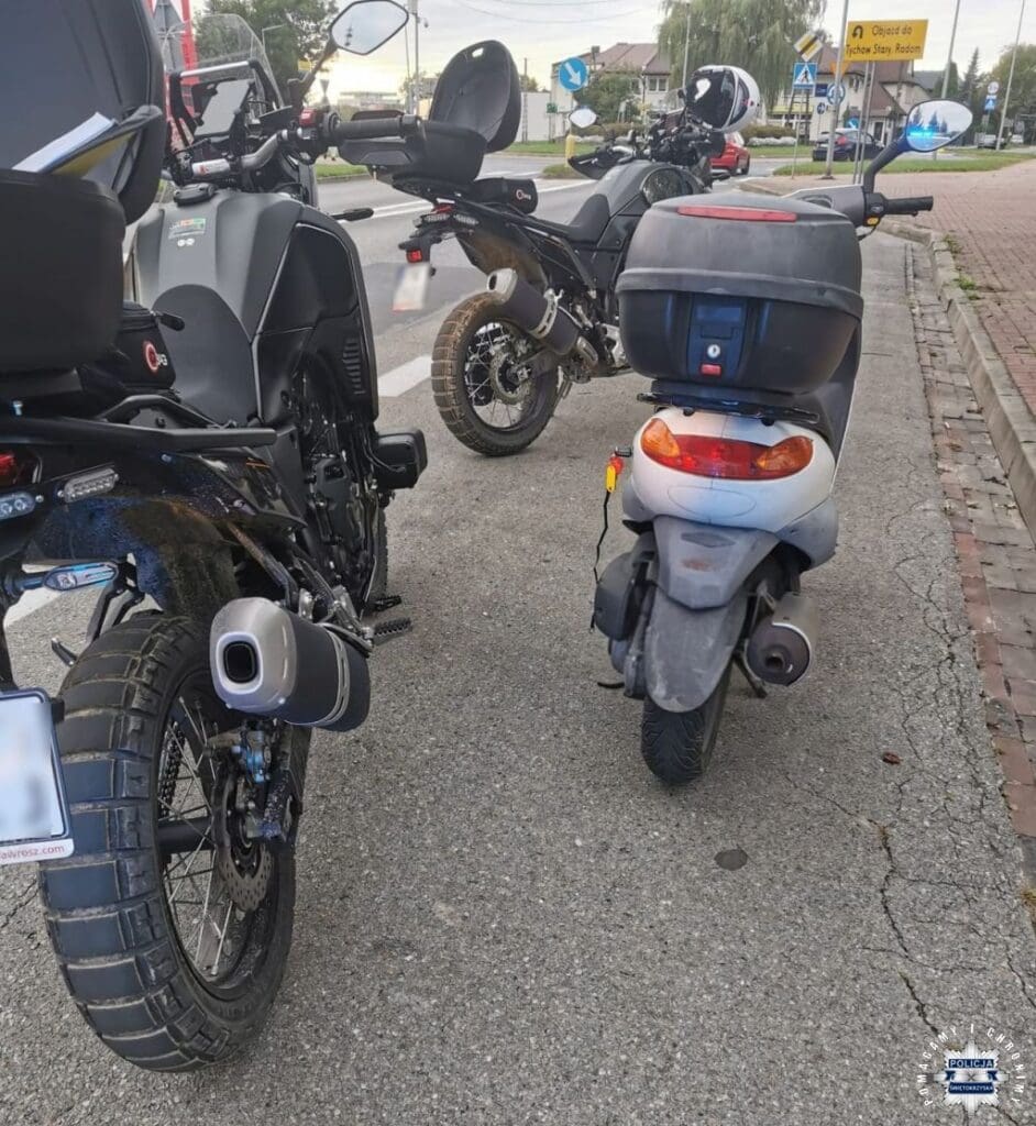 Wpadka młodego motocyklisty. Bez prawa jazdy i z nielegalną tablicą