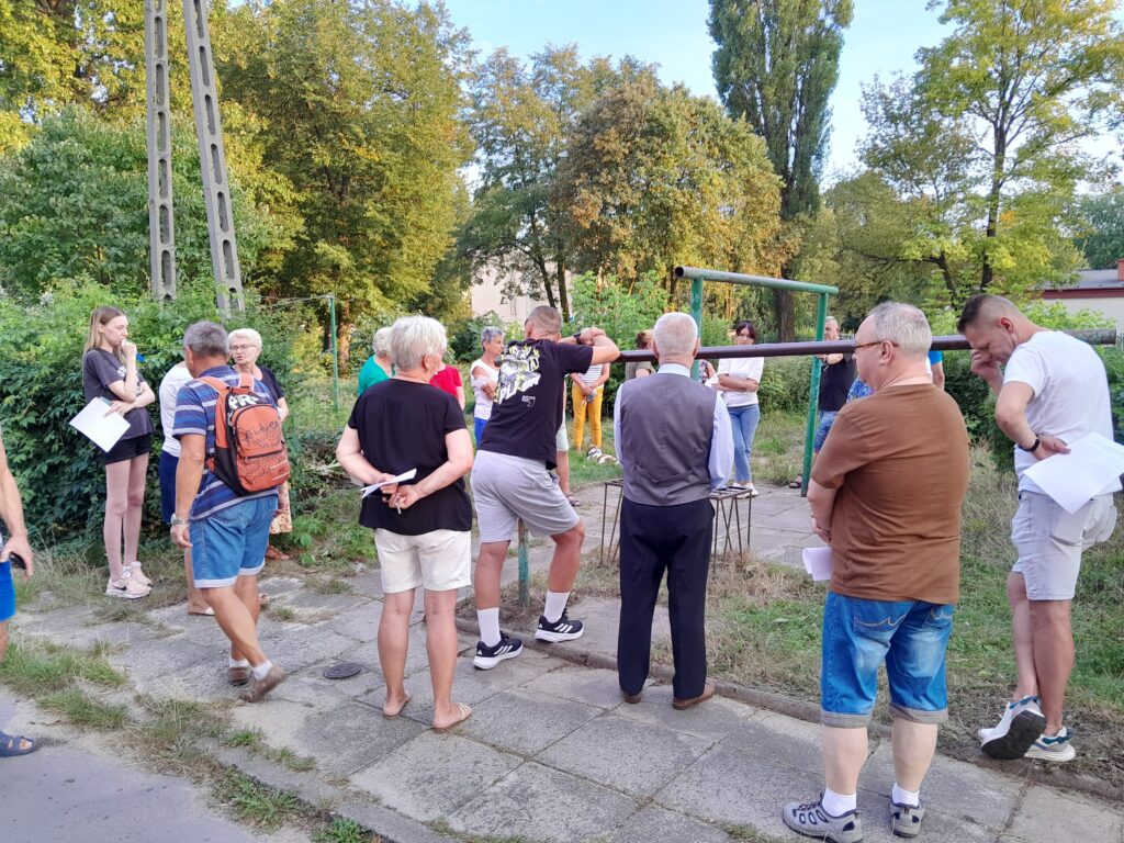Zdjęcie z archiwum - sierpnień 2024 rok. NA zdjęciu znajdują się mieszkańcy ul. Oświatowej i 8-go Maja w Starachowicach. Którzy zebrali się na działce gminnej przeznaczonej na sprzedaż, której są przeciwni.