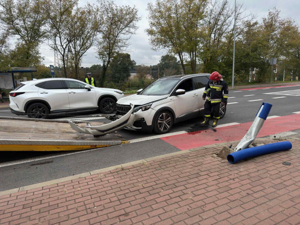 Kierowca Peugeota zjechał z drogi i uderzył w latarnię
