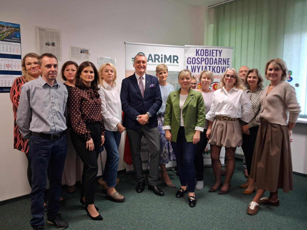 Igor Klar, kierownik Biura Powiatowego ARiMR w Starachowicach, wraz z pracownikami podczas konferencji poświęconej wsparciu dla rolników.