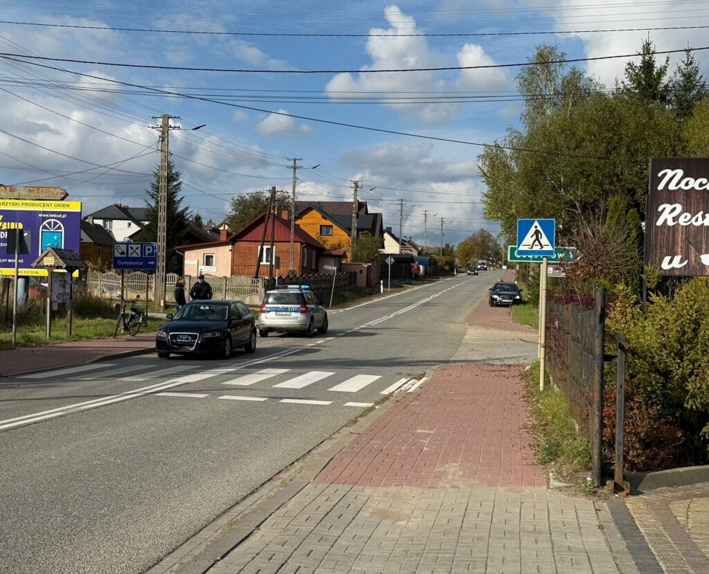 Wypadek w Rudkach. Rowerzysta wjechał w auto przed przejściem dla pieszych