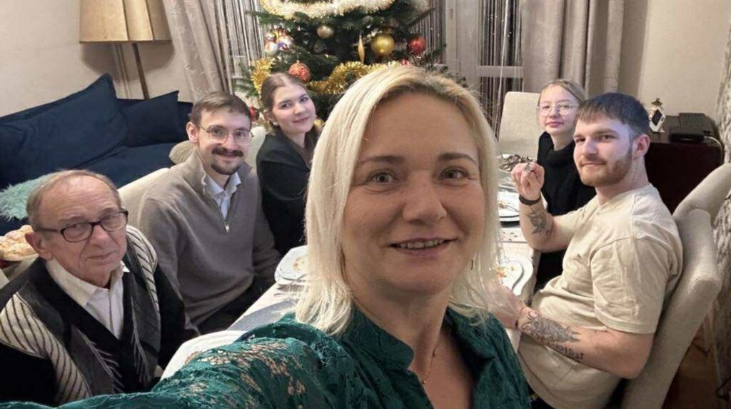 Przy świątecznym stole jeszcze cała rodzina, pani Monika, dzieci oraz dziadek. Dziś dzieci zostały same. Nie bądźmy obojętni pomóżmy!