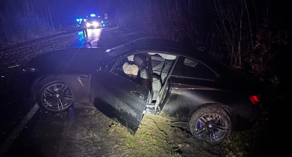 Uszkodzone BMW po wypadku na trasie Starachowice – Lubienia przy ulicy Iłżeckiej