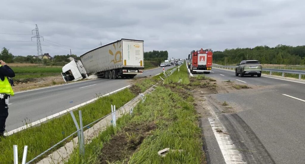 Ciężarówka w rowie po zdarzeniu na obwodnicy Wąchocka w Parszowie