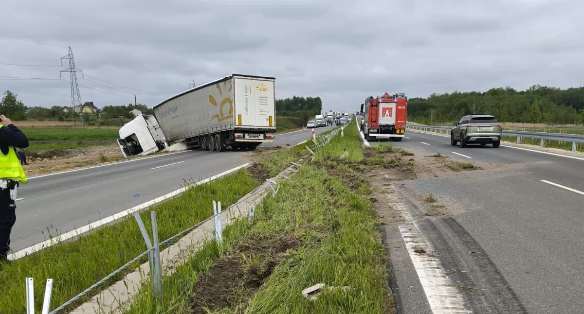 Ciężarówka w rowie po zdarzeniu na obwodnicy Wąchocka w Parszowie