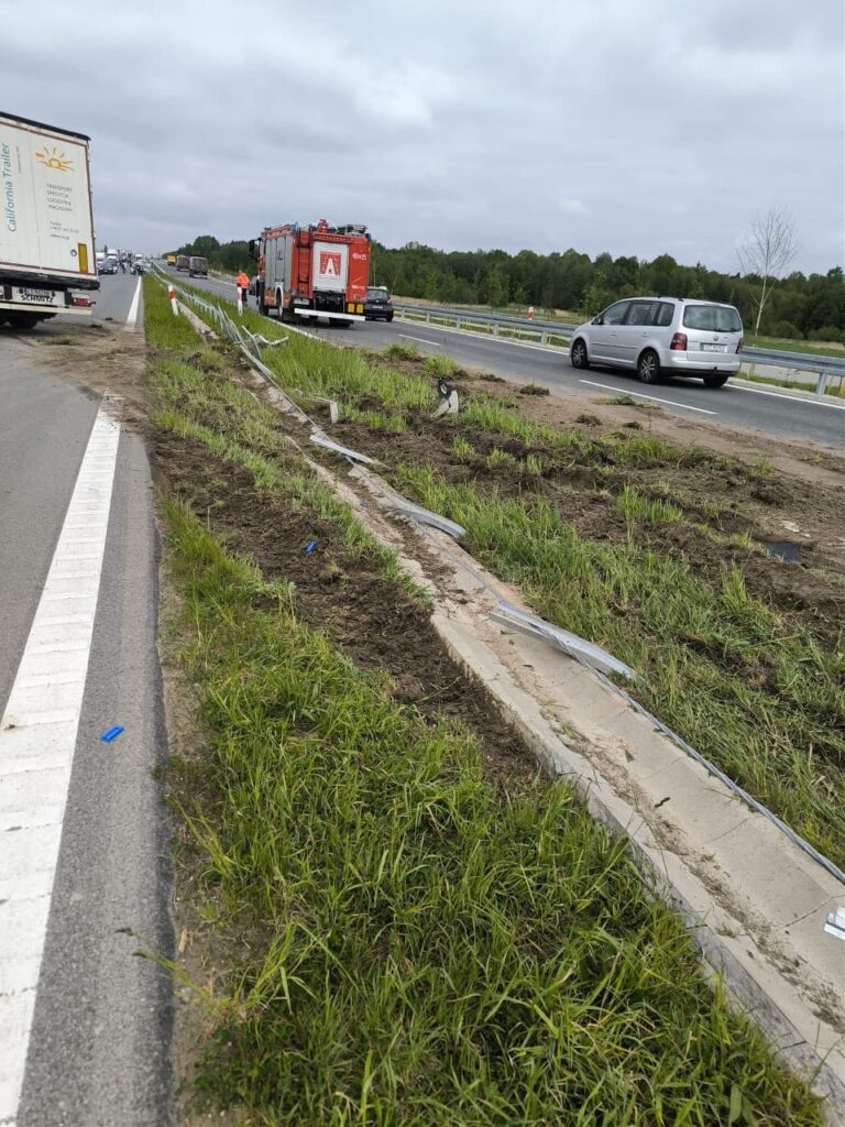 Uszkodzona infrastruktura drogowa po zdarzeniu z ciężarówką na obwodnicy Wąchocka
