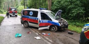 Wypadek karetki transportowej na leśnej drodze między Stykowem a Kałkowem