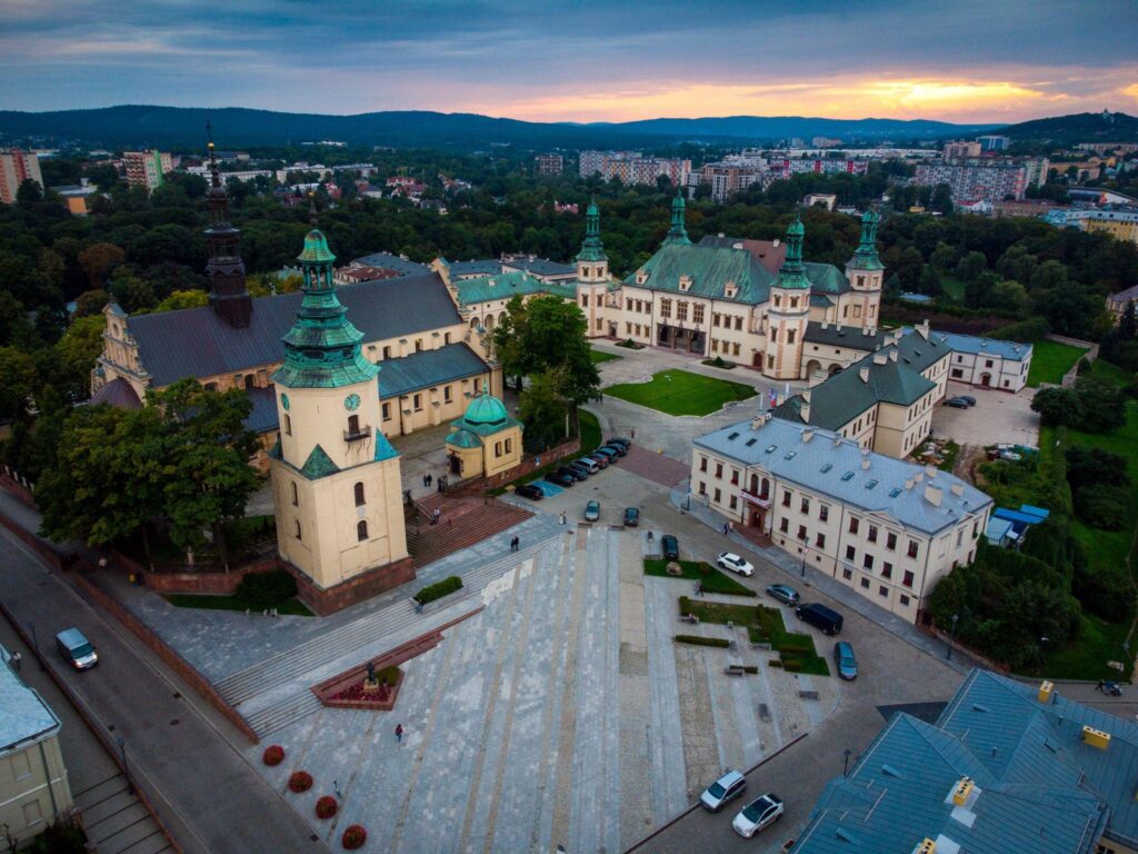 Panorama Kielc z zabytkowym zespołem budynków, placem i wzgórzami w tle