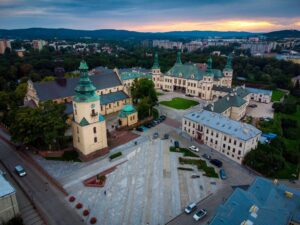 Panorama Kielc z zabytkowym zespołem budynków, placem i wzgórzami w tle