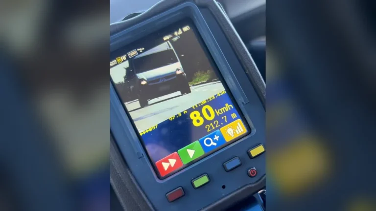 Policjant zatrzymujący do kontroli drogowej kierowcę Renault w gminie Pawłów