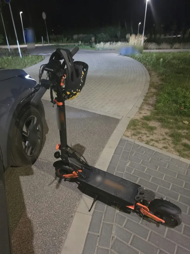 Policjant kontrolujący kierującego hulajnogą elektryczną w mieście