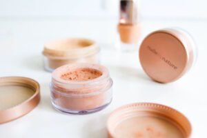 Kosmetyki do makijażu twarzy i sypki puder w naturalnych odcieniach