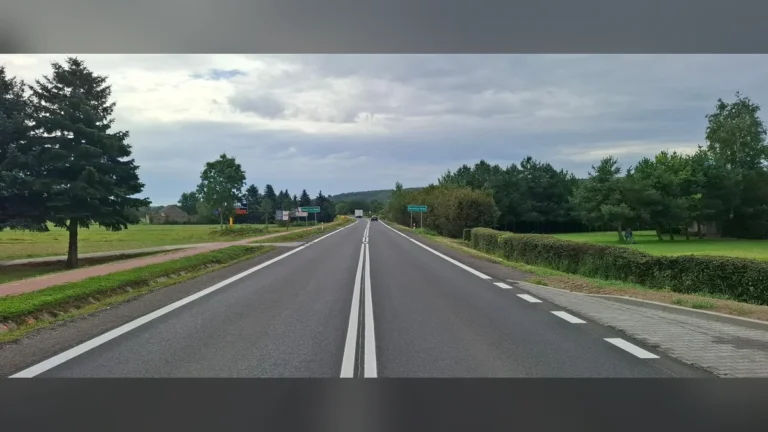 Nowa nawierzchnia drogi krajowej z oznakowaniem poziomym