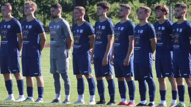 Stadion piłkarski podczas meczu w Brodach