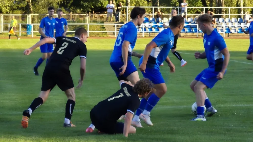Stadion piłkarski w Brodach podczas meczu Kamienna Brody – Partyzant Wodzisław