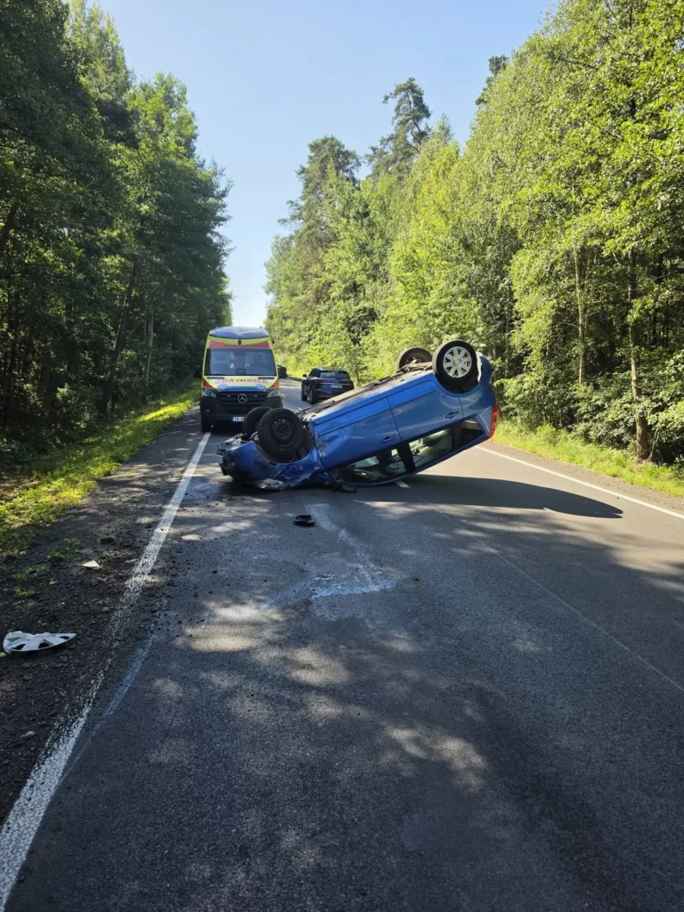 Dachowanie pojazdu na odcinku leśnym w Rzepinie. Jedna osoba poszkodowana