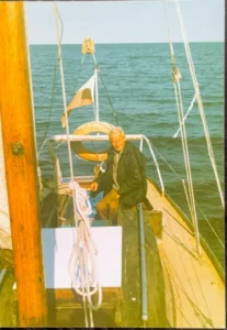 Jan Wagner na żaglowcu Dar Pomorza oraz Jan Wagner przy swojej łodzi