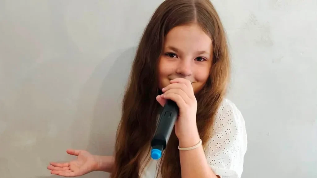 Hanna Farys podczas występu na konkursie wokalnym „Niepokonani”