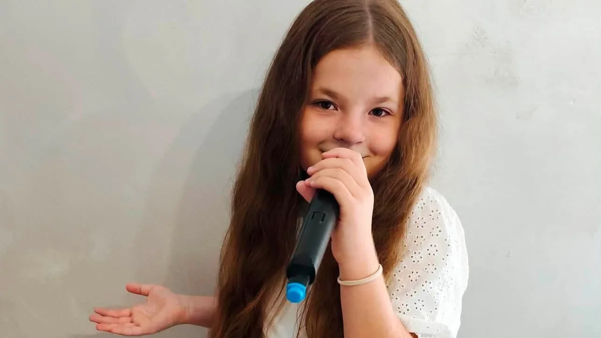 Hanna Farys podczas występu na konkursie wokalnym „Niepokonani”