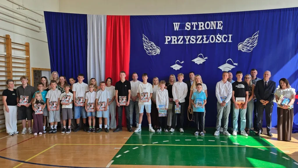 Uczniowie Gminy Pawłów odbierający nagrody podczas uroczystości w szkole w Rzepinie