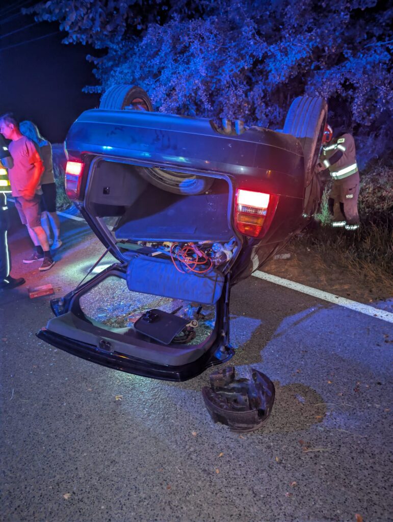 Dachowanie samochodu Audi w Jadownikach i działania służb ratunkowych