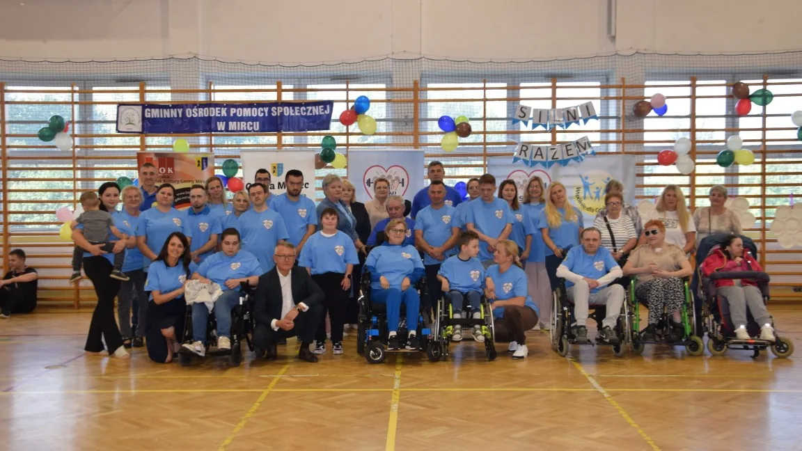 Uczestnicy Pikniku Integracyjnego w Mircu podczas wspólnej zabawy w hali sportowej