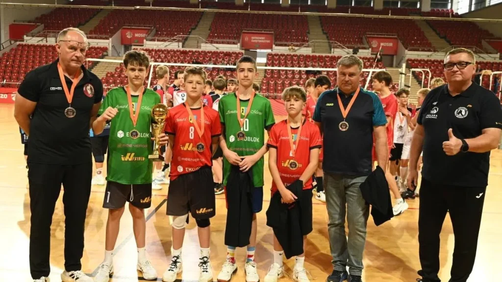 Piłka nad siatką podczas młodzieżowego turnieju siatkarskiego