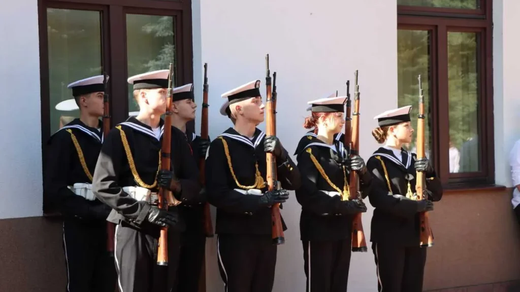 Inauguracja roku szkolnego 2026/2027 w Niepublicznym Technikum im. Wojska Polskiego w Starachowicach z udziałem policjanta