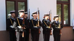 Inauguracja roku szkolnego 2026/2027 w Niepublicznym Technikum im. Wojska Polskiego w Starachowicach z udziałem policjanta