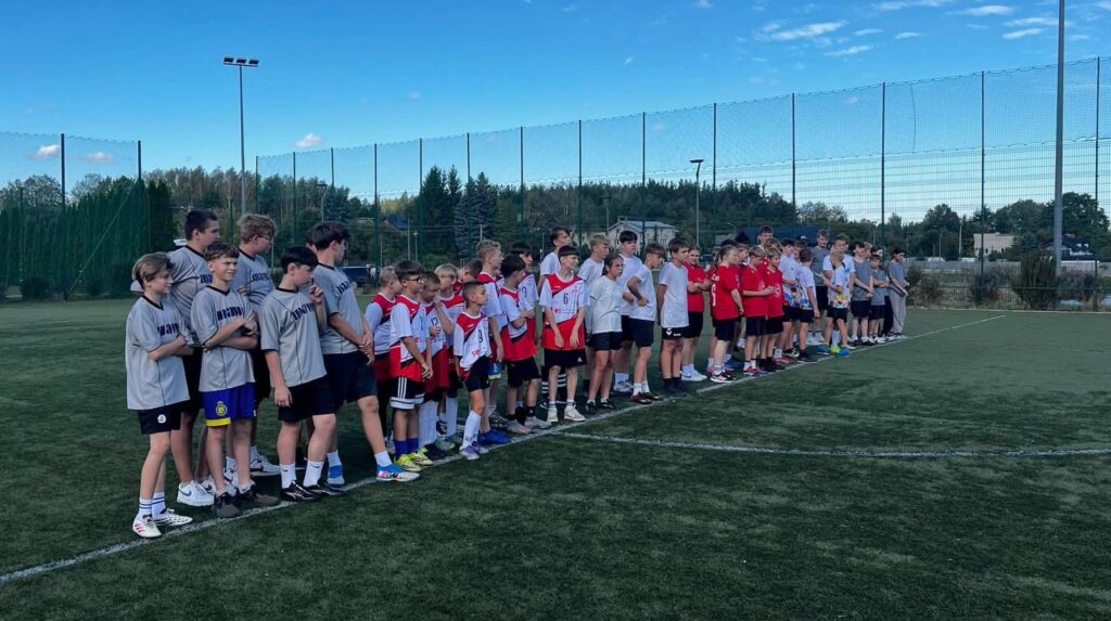 Uczniowie podczas turnieju piłkarskiego na boisku typu Orlik