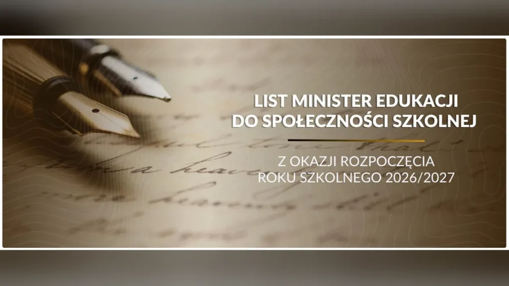 Nowoczesna sala lekcyjna z dziećmi i nauczycielem korzystającym z technologii