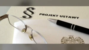 Symboliczne przedstawienie opłat za nocleg i rozliczeń podatkowych