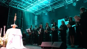 Uczestnicy wieczornego spotkania młodzieży w Mircu