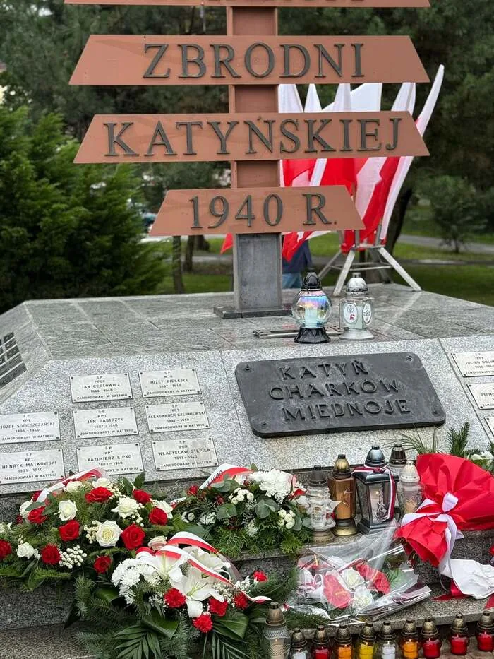 Miejsce pamięci z kwiatami i zniczami w Starachowicach