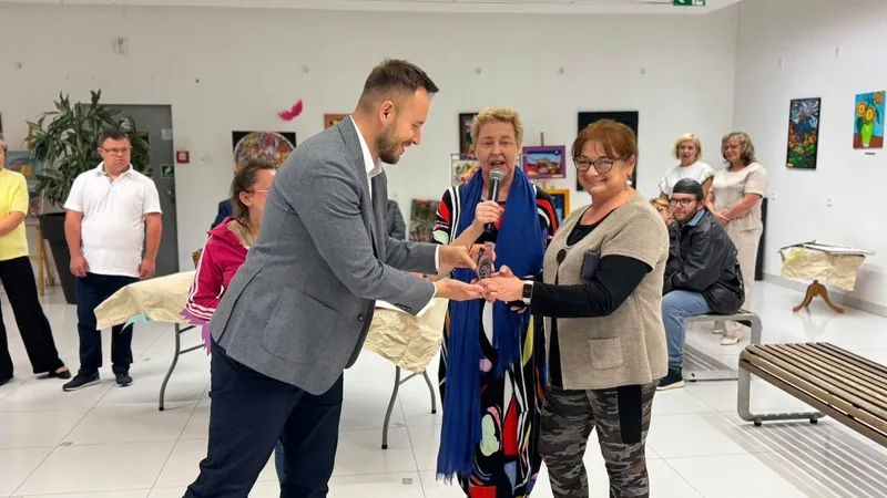 Barwne prace plastyczne prezentowane na wystawie