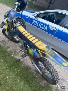 Kask i kluczyki jako ilustracja materiału o bezpieczeństwie motorowerzystów
