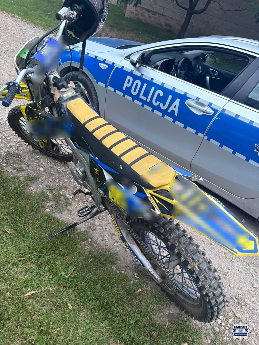 Kask i kluczyki jako ilustracja materiału o bezpieczeństwie motorowerzystów