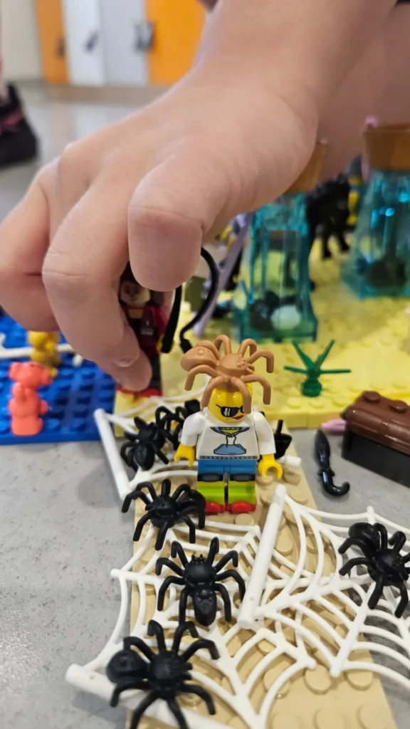 Detal kreatywnej scenki z figurek i klocków LEGO wykonanej przez uczestników