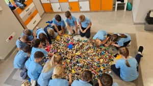 Dzieci podczas warsztatów LEGO w Akademii Kwadrat w Starachowicach