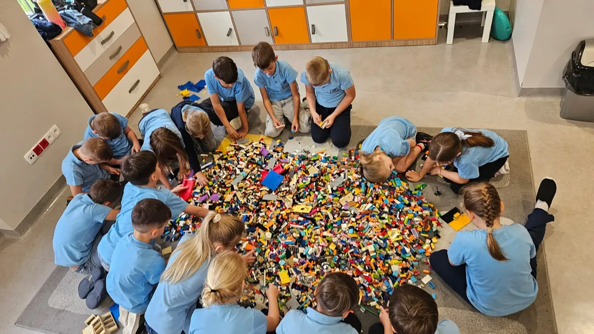 Dzieci podczas warsztatów LEGO w Akademii Kwadrat w Starachowicach