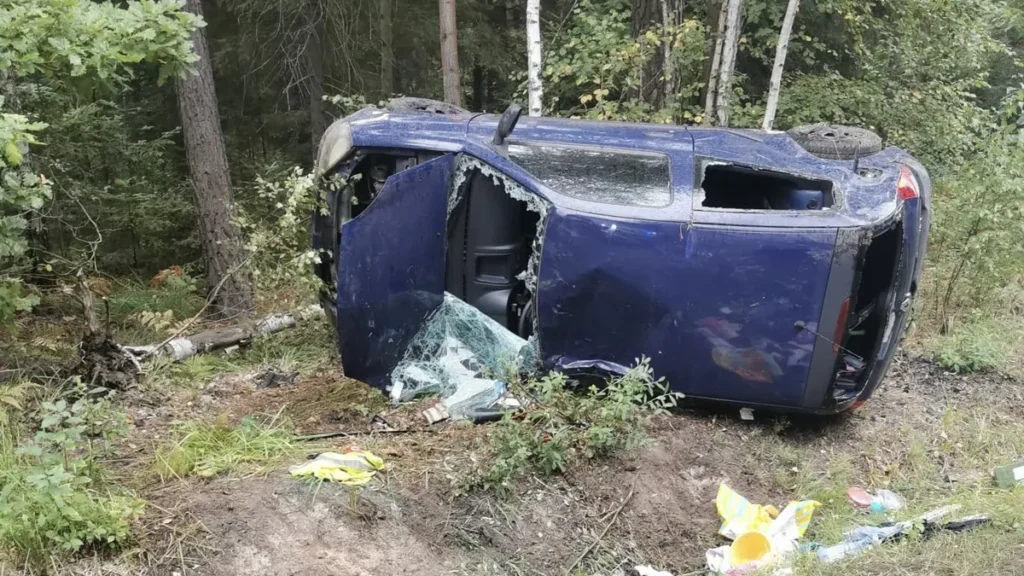 Poślizg na leśnej drodze między Starachowicami a Dziurowem. Poszkodowana 41-letnia kobieta