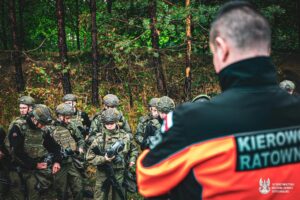 Uczniowie podczas zajęć terenowych z instruktorami 10 ŚBOT