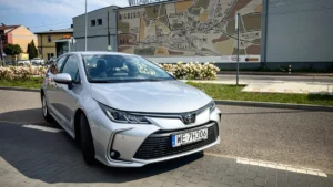 Toyota Corolla Sedan z floty MAZFOR na ulicy w Starachowicach