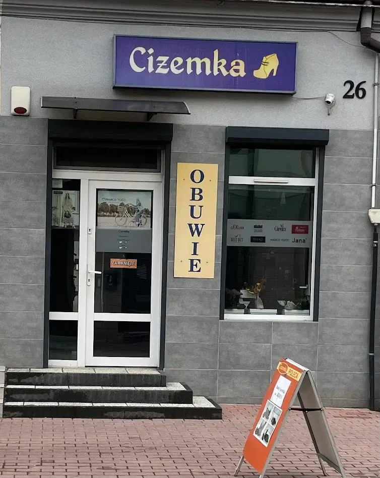 Wejście do sklepu Ciżemka Bis przy ul. Marszałka Piłsudskiego 26 w Starachowicach
