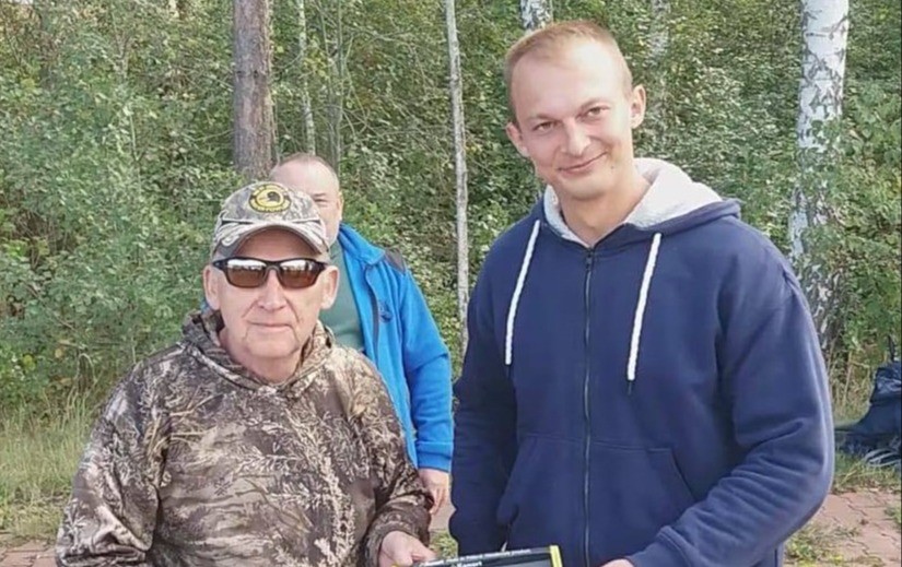 Wędkarz podczas połowu spinningowego nad zalewem