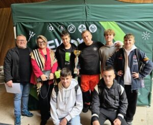 Uczestnicy szkolnych zawodów ćwiczący udzielanie pierwszej pomocy
