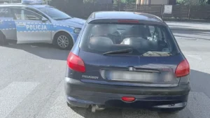 Ilustracja neutralnej kontroli drogowej prowadzonej przez policję
